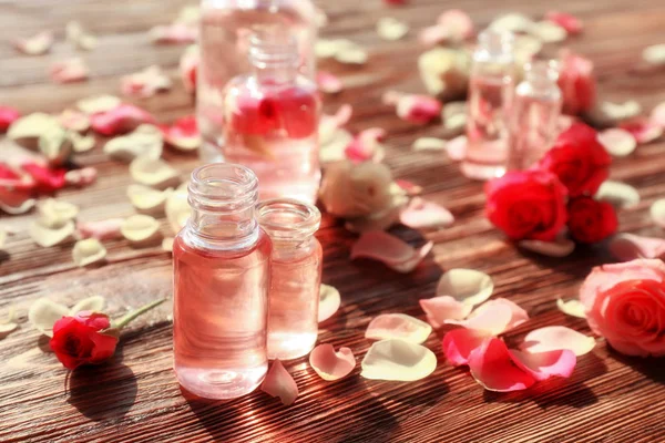 Flaconi di profumo e rose — Foto Stock