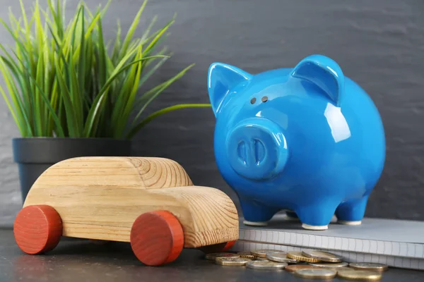 Banco porquinho e brinquedo de madeira — Fotografia de Stock