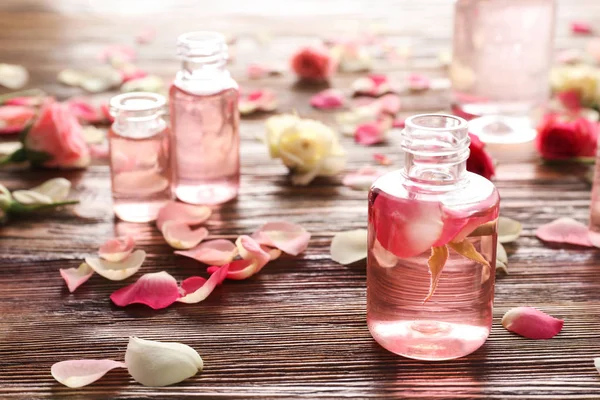 Frascos de perfume y rosas — Foto de Stock