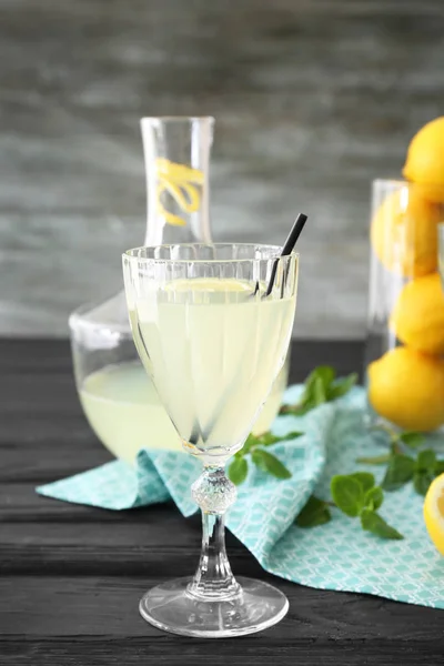 Delicioso jugo de limón en vaso — Foto de Stock