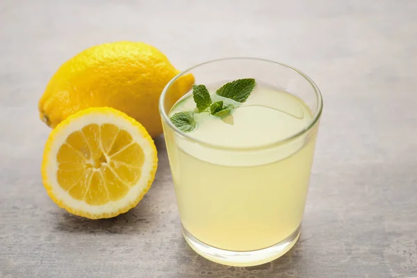 Glas läcker citronsaft — Stockfoto