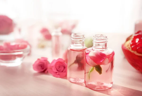 Parfümflaschen und Rosen — Stockfoto