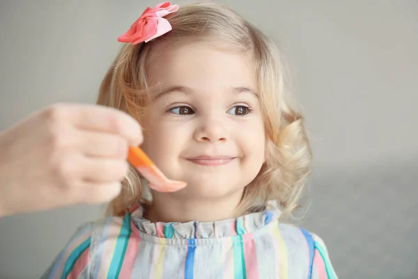 Menina com iogurte — Fotografia de Stock