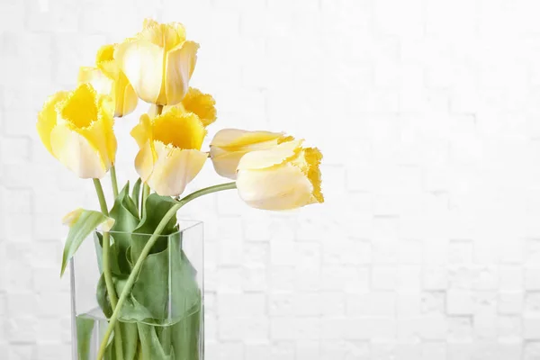 美しい花と花瓶 — ストック写真