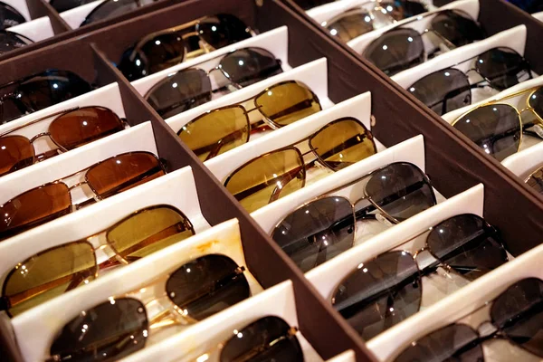 Vitrine avec différentes lunettes de soleil — Photo