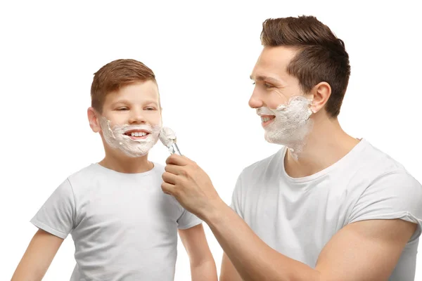 Отец и сын бреются — стоковое фото