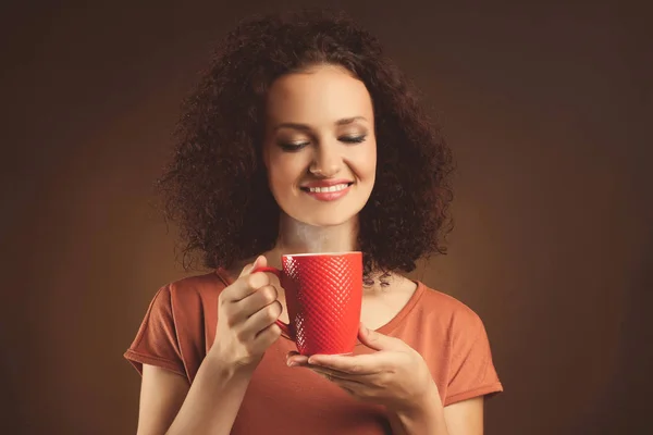 年轻女子拿着一杯咖啡 — 图库照片