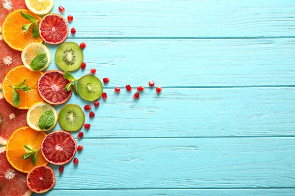 Citrus slices on color wooden  background — Stock Photo, Image