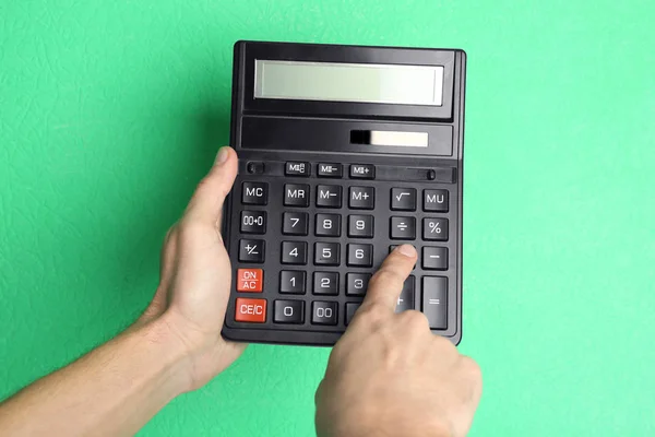 Kobiece ręce z kalkulatora — Zdjęcie stockowe
