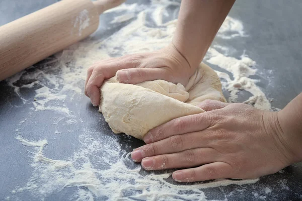 Mains de chef pétrissant pâte — Photo