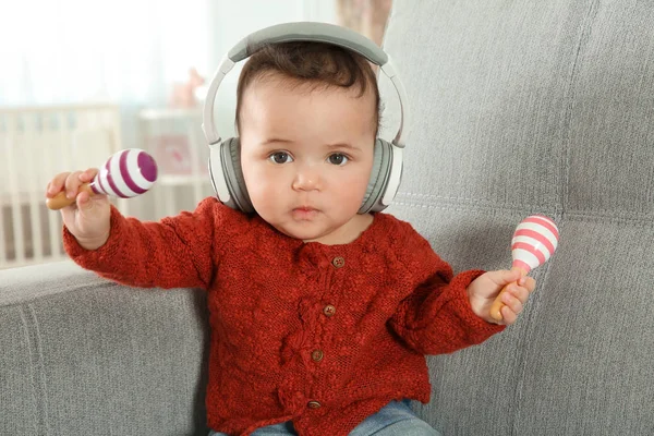 Bebé bonito com fones de ouvido — Fotografia de Stock