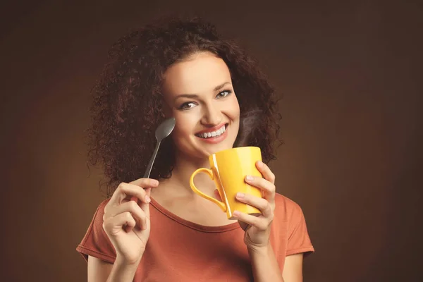 Mujer joven sosteniendo una taza de café — Foto de Stock
