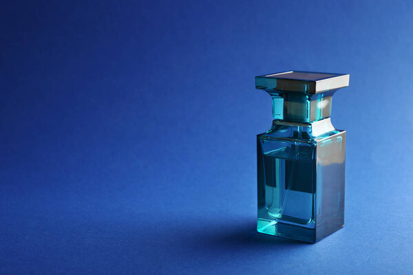 Бутылка современных мужских духов
