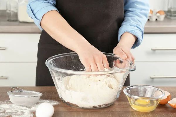 Woman making dough — Stock Photo, Image