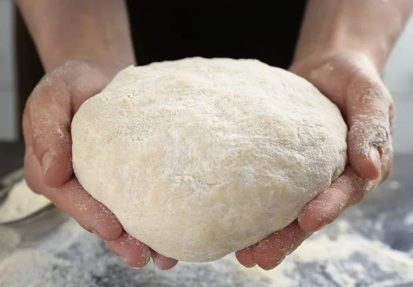 Mãos de chef com massa na cozinha — Fotografia de Stock