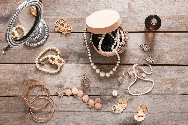 Acessórios de jóias na caixa — Fotografia de Stock