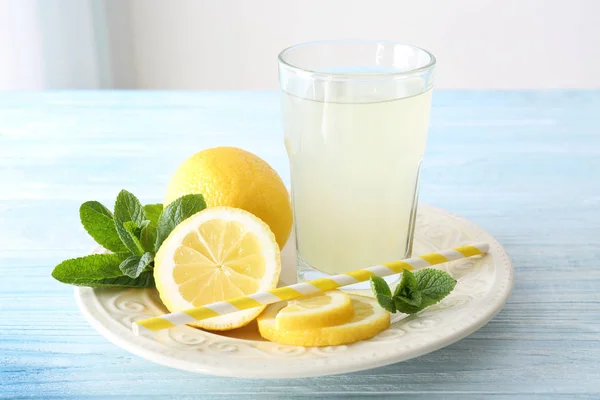 Délicieux jus de citron en verre — Photo