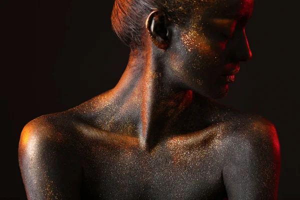 Nő sötét festék és a test ragyog — Stock Fotó