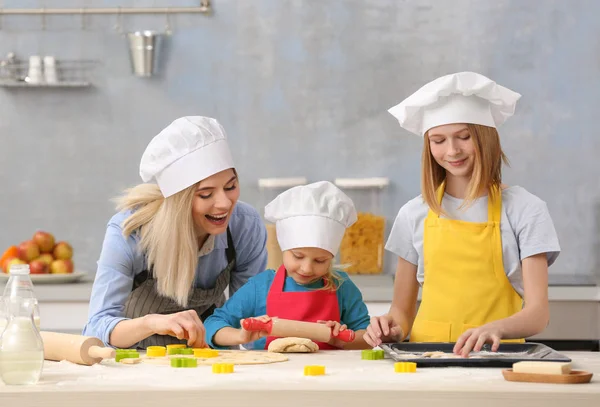 Asszony és leányai konyhában főzés — Stock Fotó