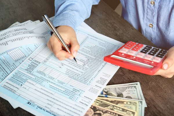 Женщина, работающая с калькулятором
 