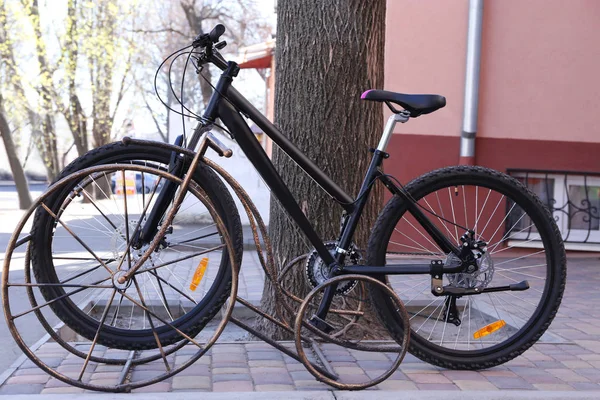 Bicycle in parking lot — Stock Photo, Image