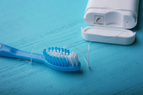 Зубная щетка и зубная нить — стоковое фото