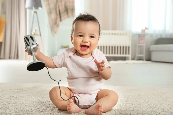 Niedliches kleines Baby mit Mikrofon — Stockfoto