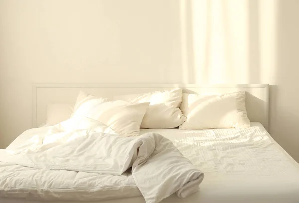 Cómoda cama con almohadas — Foto de Stock