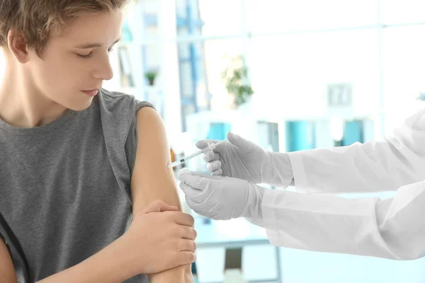 Lékař očkuje pacienta na klinice — Stock fotografie