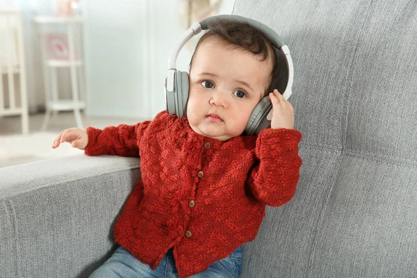 Χαριτωμένο μικρό μωρό με ακουστικά — Φωτογραφία Αρχείου