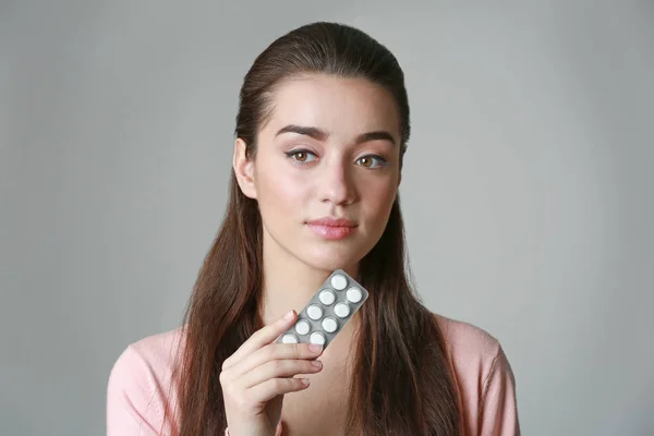 Mujer joven con pastillas —  Fotos de Stock