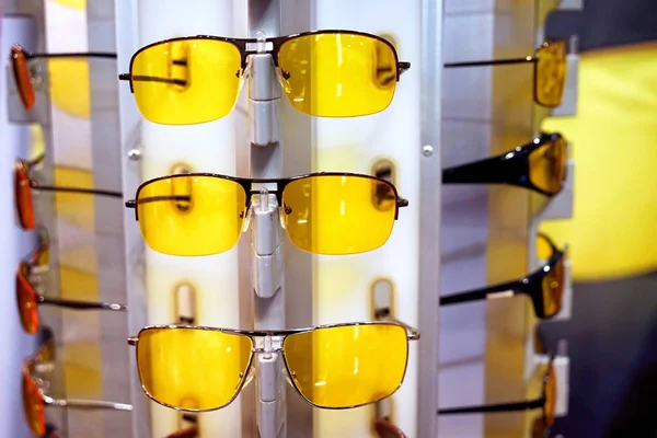 Vitrine avec différentes lunettes de soleil — Photo