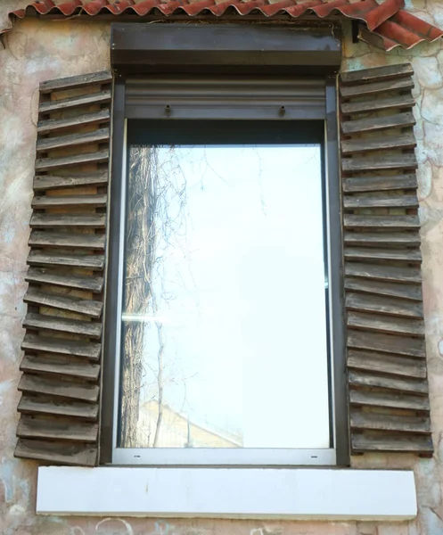 Ventana de plástico con persianas vintage — Foto de Stock