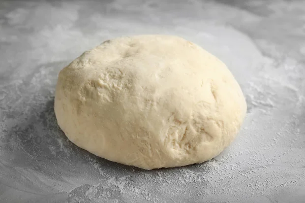 Pasta cruda sul tavolo della cucina — Foto Stock