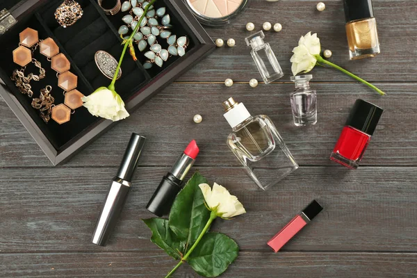 Kosmetika och parfymflaskor — Stockfoto