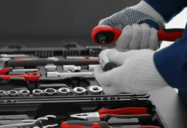 Auto mechanic working with tools — Stock Photo, Image