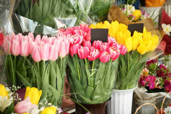 Tulipanes coloridos en floristería — Foto de Stock