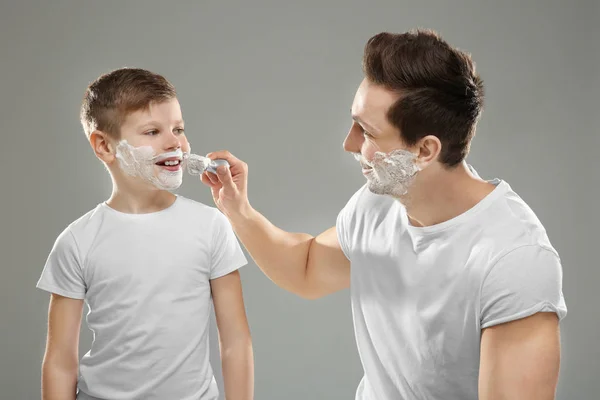 Ayah Dan Anak Bercukur — Stok Foto