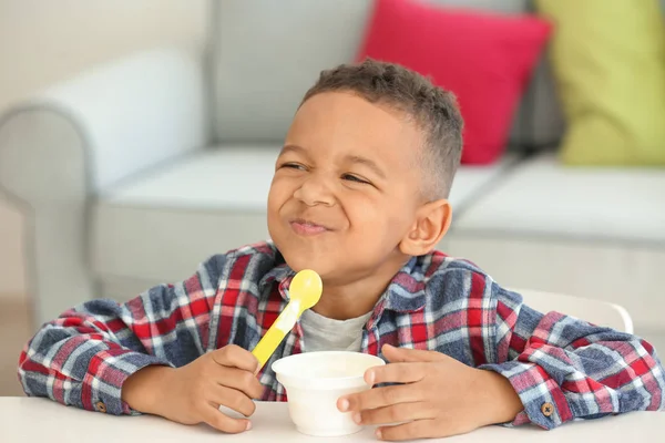 Afrikanischer amerikanischer Junge isst Joghurt — Stockfoto