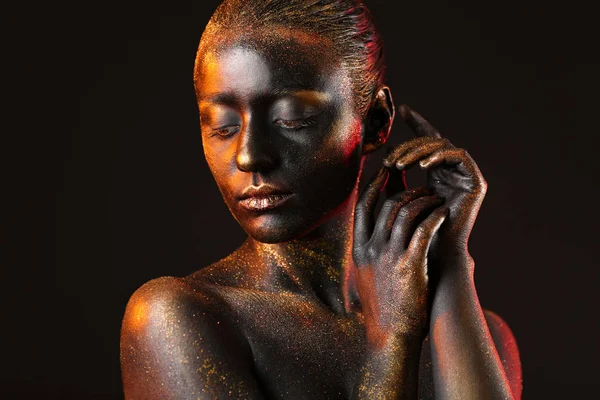 Kvinna med mörk färg och gnistrar på kroppen — Stockfoto
