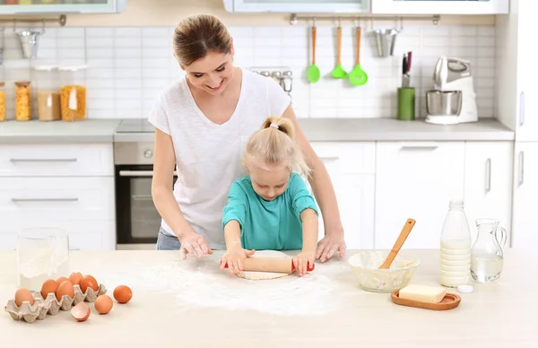 Женщина и дочь приготовления пищи — стоковое фото