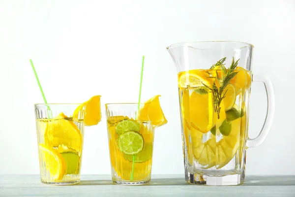 Bicchieri e brocca con limonata fresca — Foto Stock