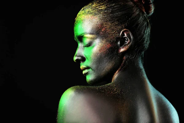 ผู้หญิงที่มีสีเข้มและแสงสว่างบนร่างกาย — ภาพถ่ายสต็อก