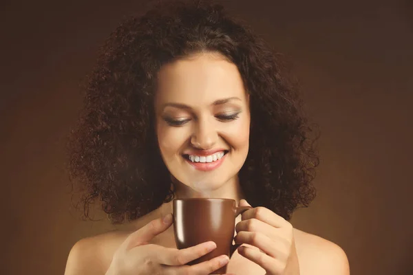コーヒーのカップを持つ若い美しい女性 — ストック写真
