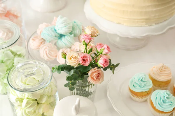 Sabrosos dulces preparados para la fiesta —  Fotos de Stock