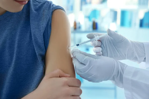 Läkare vaccinerar patienten på kliniken — Stockfoto