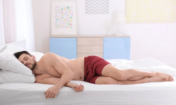 Человек спит на двух подушках — стоковое фото