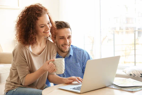 Pasangan muda bahagia dengan laptop — Stok Foto