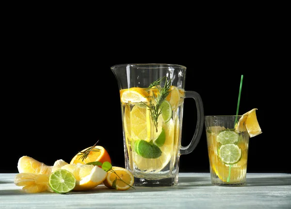 Lemonad och färska frukter — Stockfoto