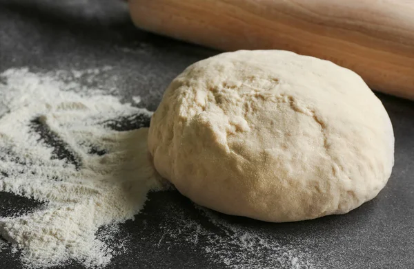 Masa cruda en la mesa — Foto de Stock